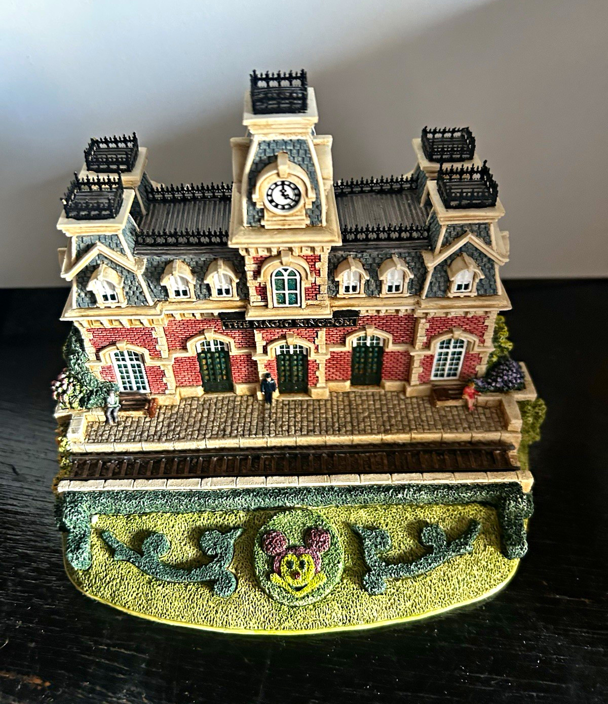 Lilliput Lane Walt Disney World Railroad Station , Signed Ray Day missing box