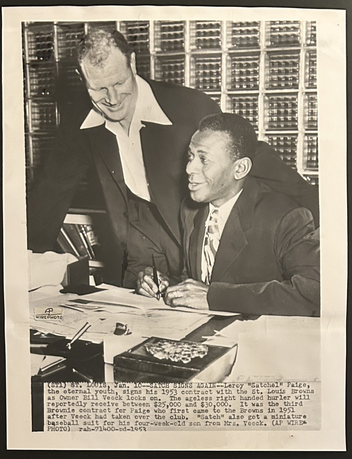 1953 Photo-Satchel Paige St. Louis Browns Signs 3rd Contract With Bill Veeck
