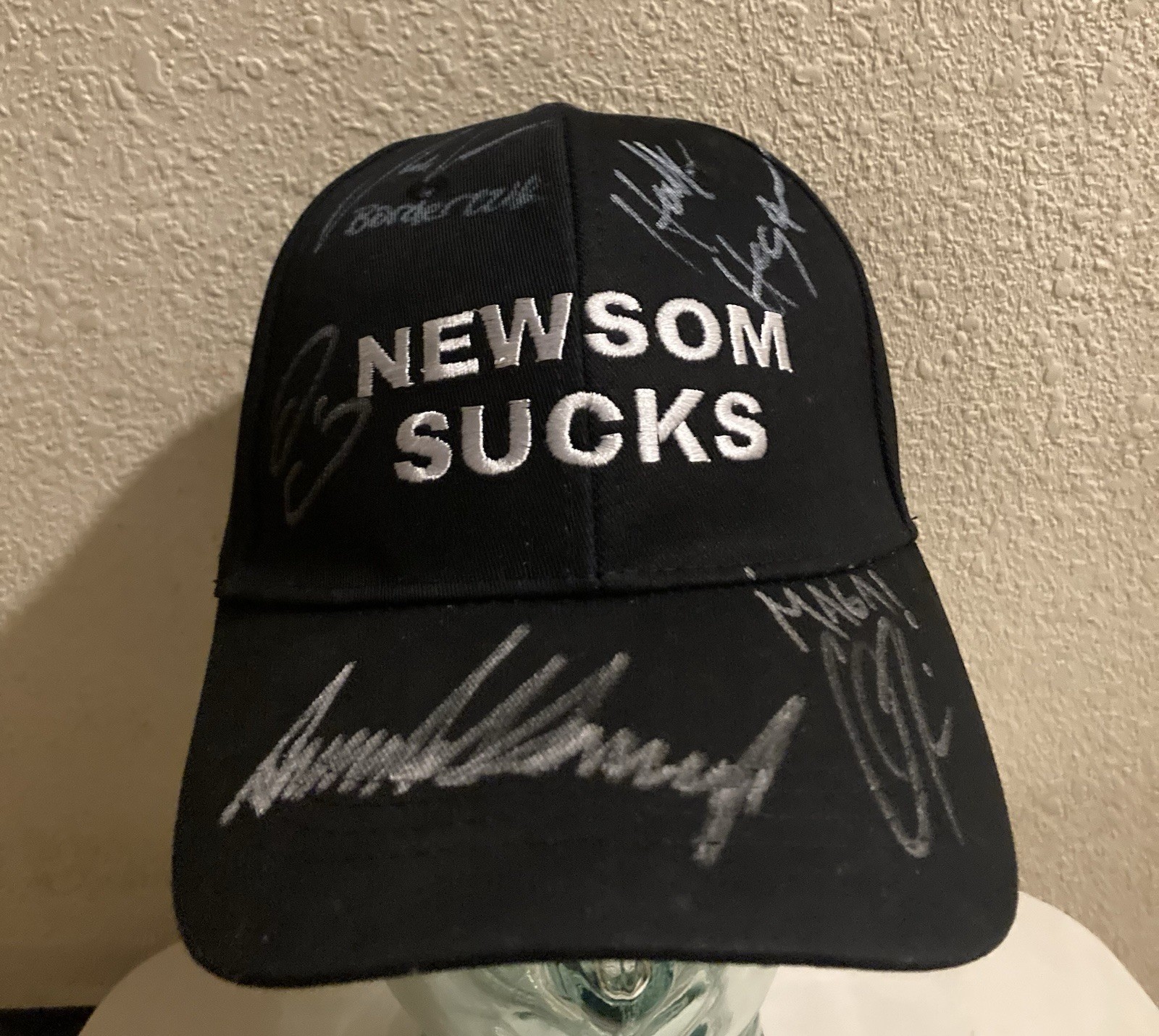 Signed Donald Trump/ Trump Jr/Charlie Kirk/ JD Vance/hulk Hogan +More MAGA HAT