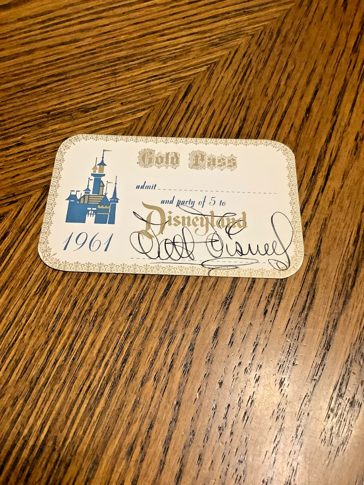 RARE 1961 WALT DISNEY SIGNED GOLD CARD DISNEYLAND PASS WITH LOA BEAUTY
