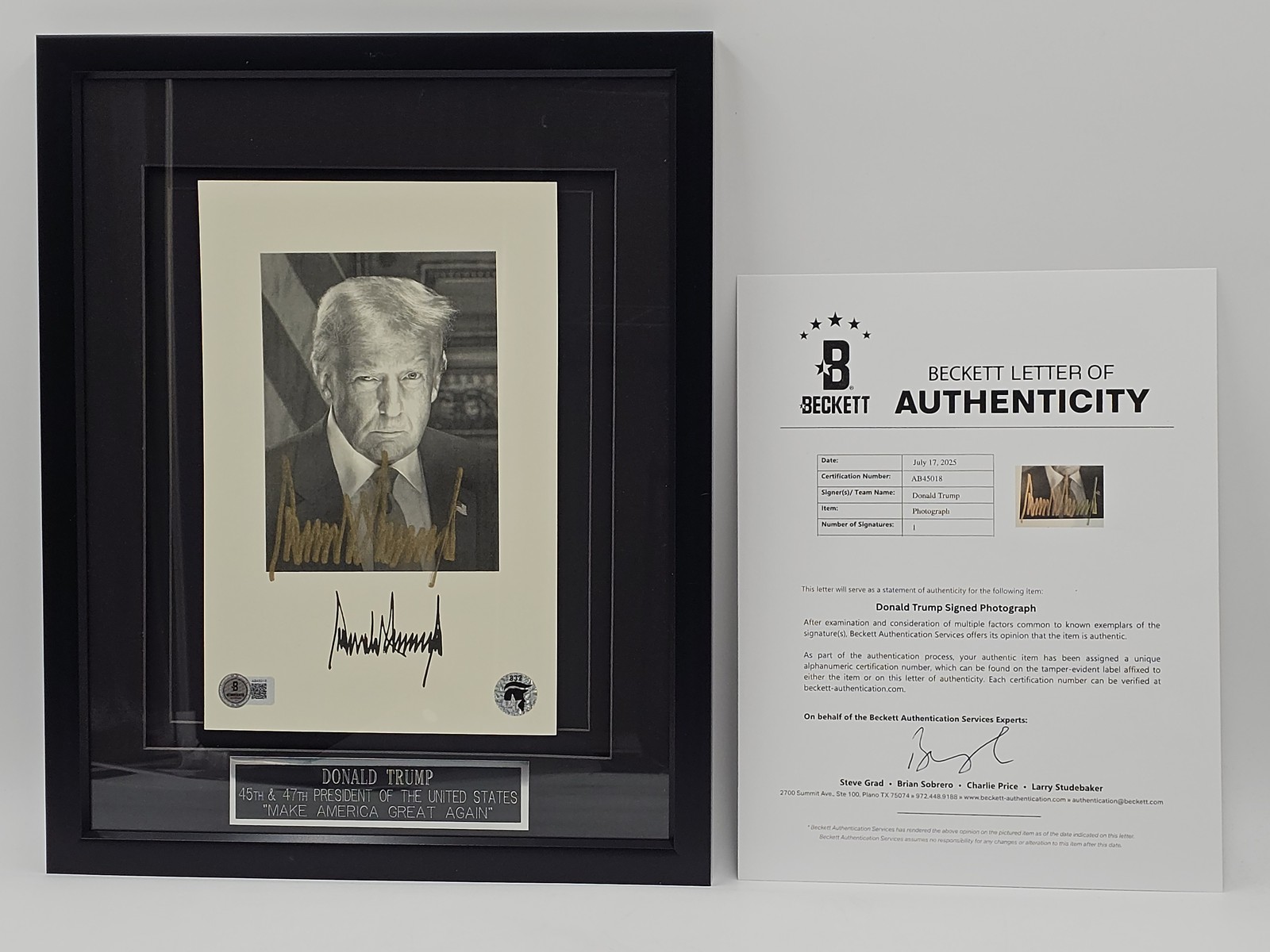 DONALD TRUMP 2025 SIGNED PHOTOGRAPH FRAMED AUTO BECKETT COA Q7558