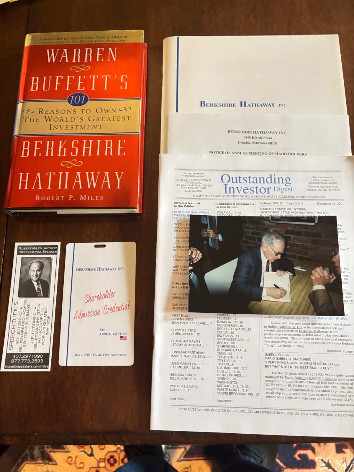 WARREN BUFFETT SIGNED. 101 REASON'S TO OWN BERKSHIRE HATHAWAY PLUS OTHER GOODIES