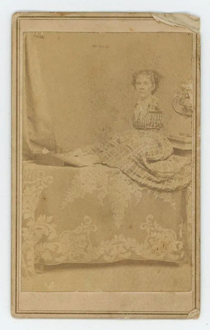 1870 P T BARNUM ARMLESS SIDESHOW PERFORMER ANN LEAK CDV PHOTO SIGNED & INSCRIBED